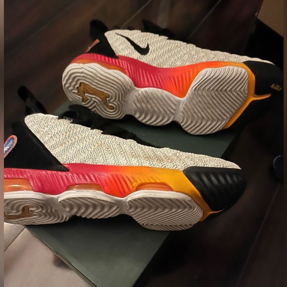 Lebron XVI boys sneakers - Picture 4 of 4